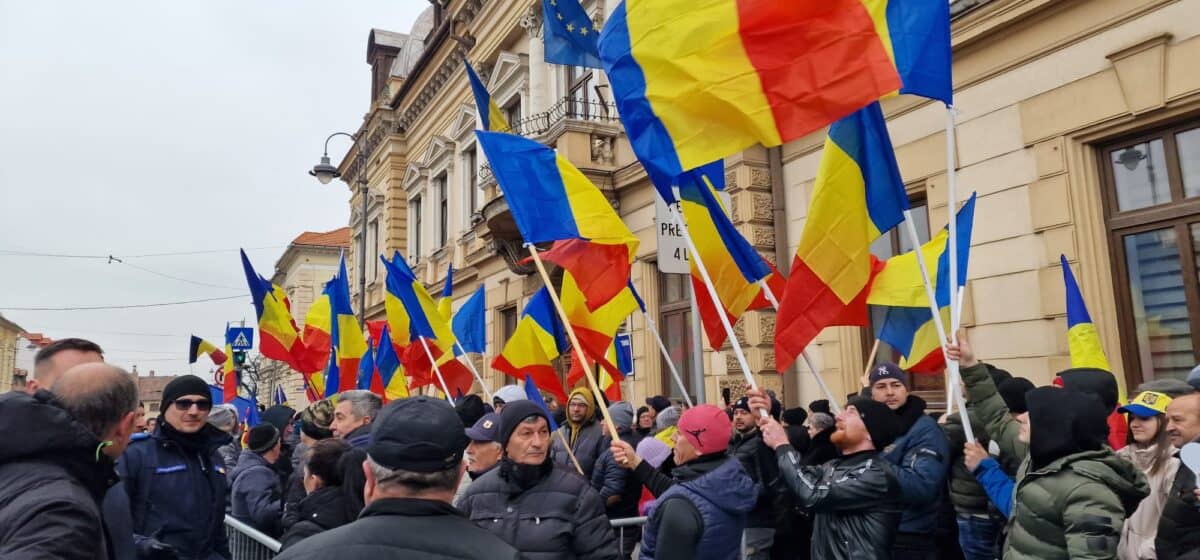 Protest în fața Prefecturii din Sibiu. S-au adunat câteva sute de sibieni (video foto) UPDATE