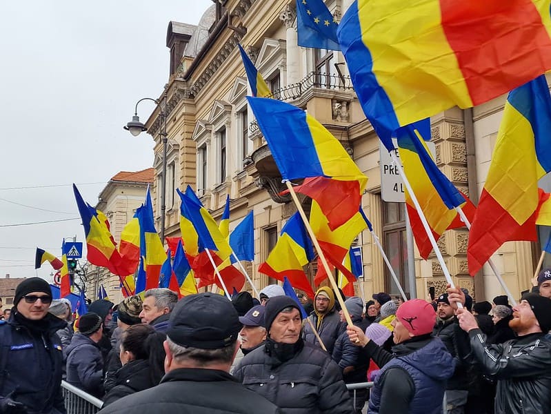 Protest în fața Prefecturii din Sibiu. S-au adunat câteva sute de sibieni (video foto) UPDATE