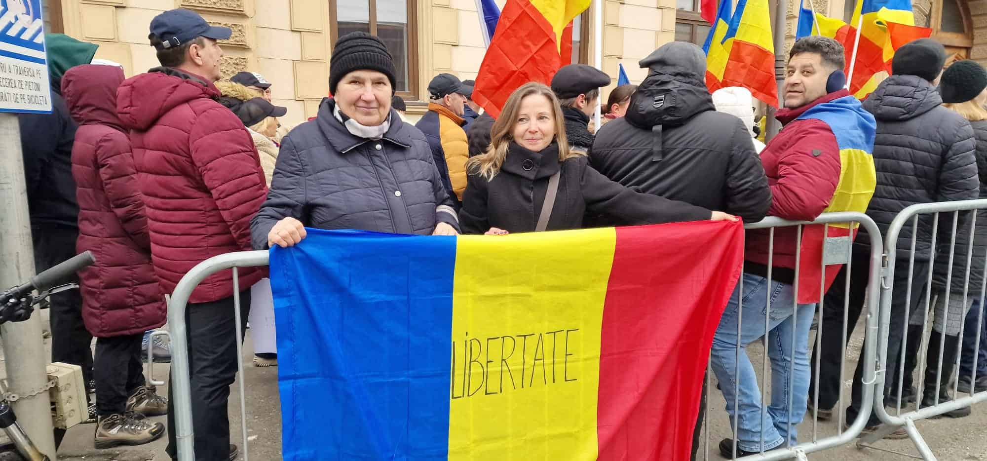 Protest în fața Prefecturii din Sibiu. S-au adunat câteva sute de sibieni (video foto) UPDATE