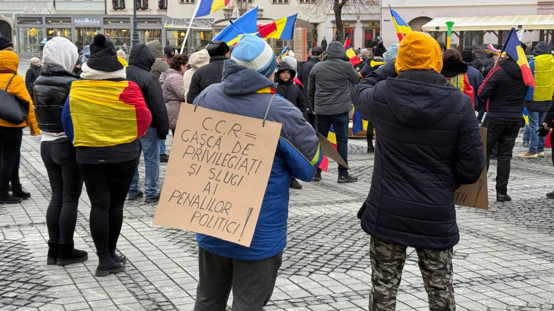 Peste 200 de manifestanți la protestul din centrul Sibiului pentru reluarea turului 2 al alegerilor prezidențiale. Au adus un cosciug cu numele lui Iohannis pe el (video foto)