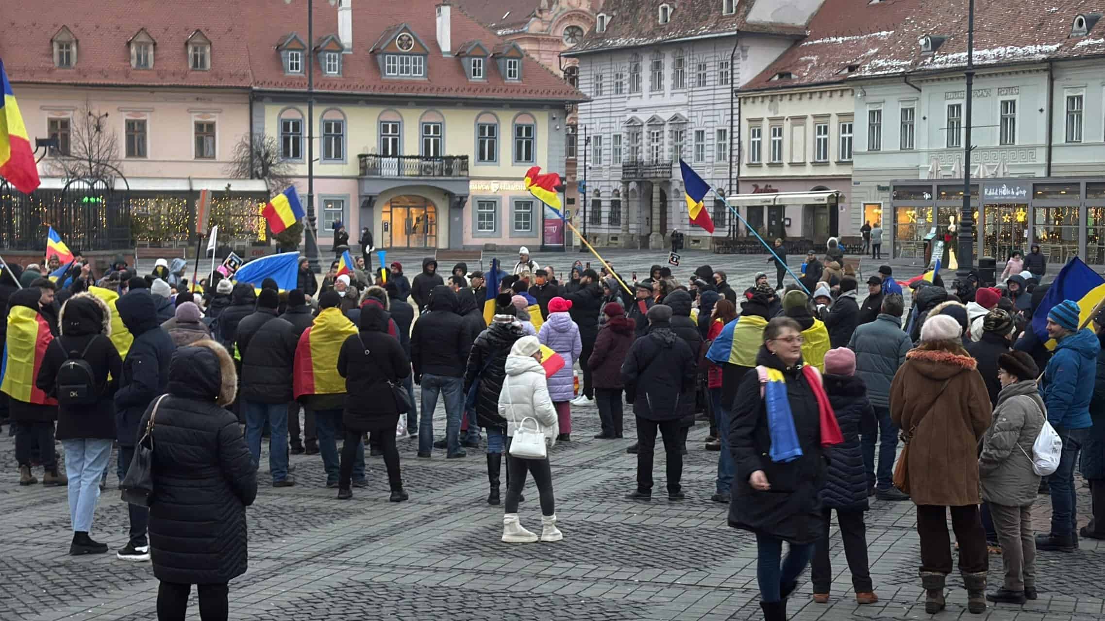 Peste 200 de manifestanți la protestul din centrul Sibiului pentru reluarea turului 2 al alegerilor prezidențiale. Au adus un cosciug cu numele lui Iohannis pe el (video foto)