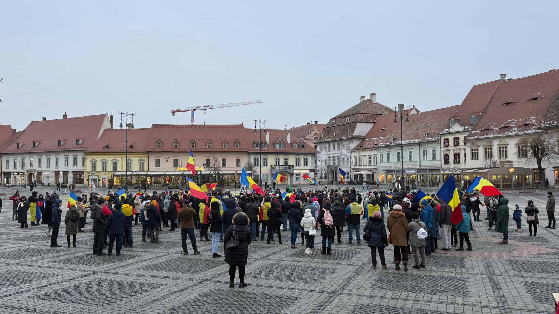 Peste 200 de manifestanți la protestul din centrul Sibiului pentru reluarea turului 2 al alegerilor prezidențiale. Au adus un cosciug cu numele lui Iohannis pe el (video foto)