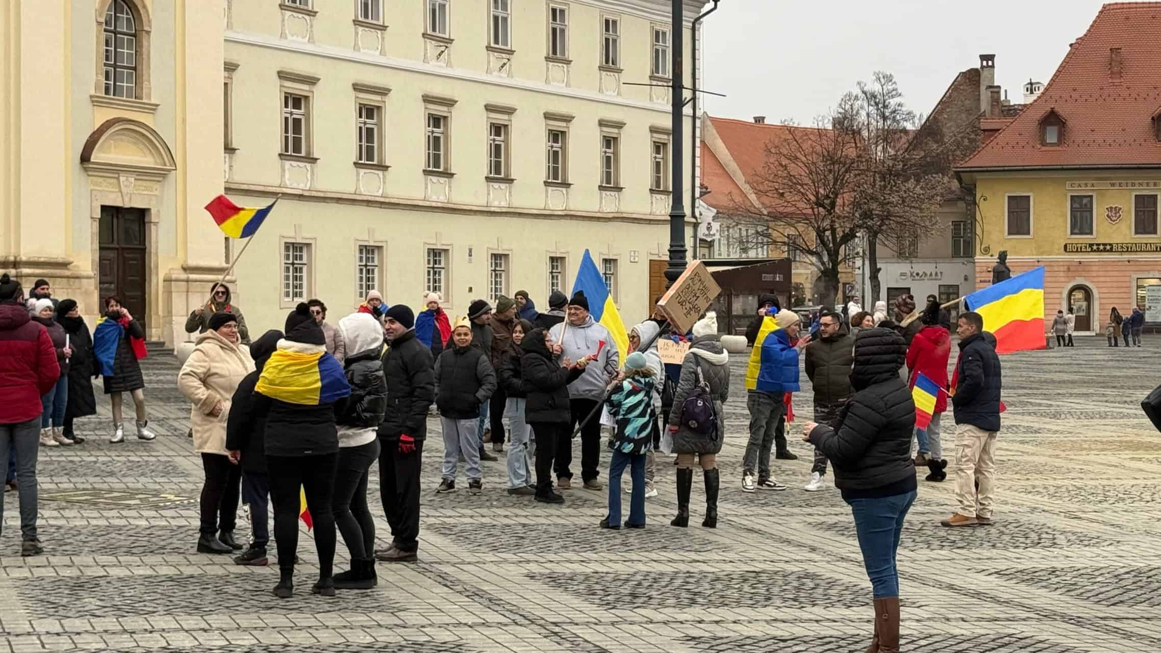 Peste 200 de manifestanți la protestul din centrul Sibiului pentru reluarea turului 2 al alegerilor prezidențiale. Au adus un cosciug cu numele lui Iohannis pe el (video foto)