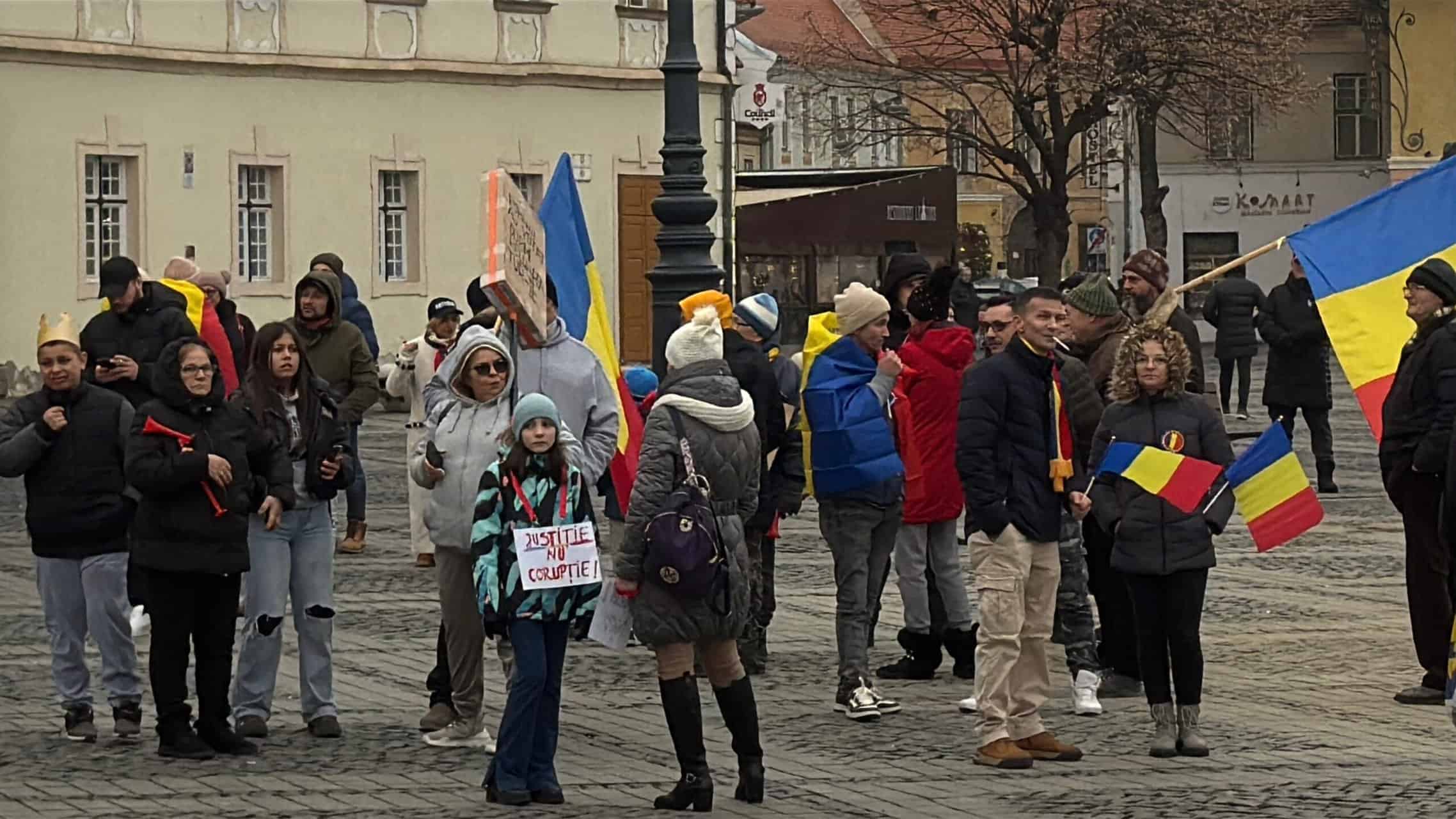 Peste 200 de manifestanți la protestul din centrul Sibiului pentru reluarea turului 2 al alegerilor prezidențiale. Au adus un cosciug cu numele lui Iohannis pe el (video foto)