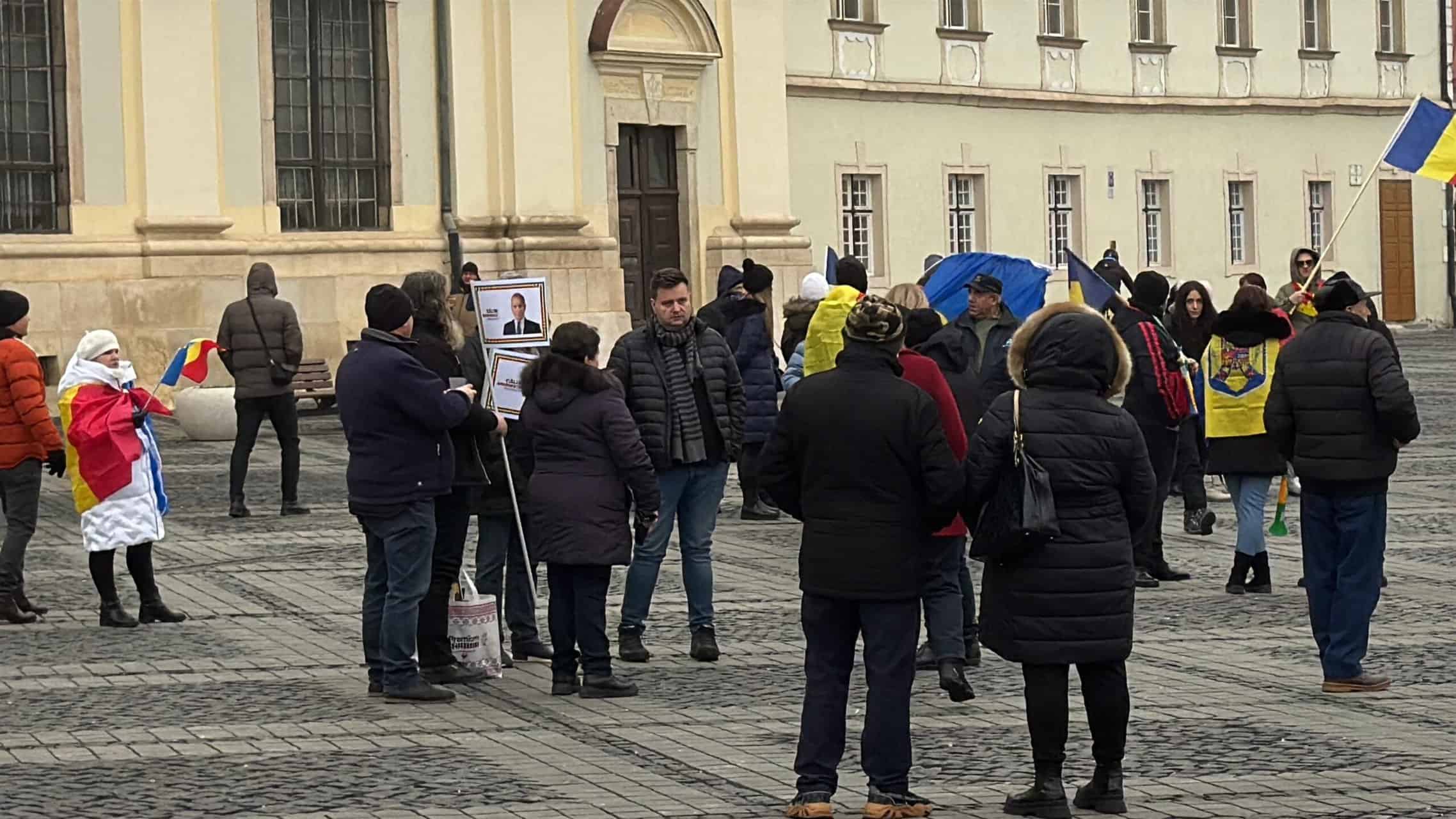 Peste 200 de manifestanți la protestul din centrul Sibiului pentru reluarea turului 2 al alegerilor prezidențiale. Au adus un cosciug cu numele lui Iohannis pe el (video foto)