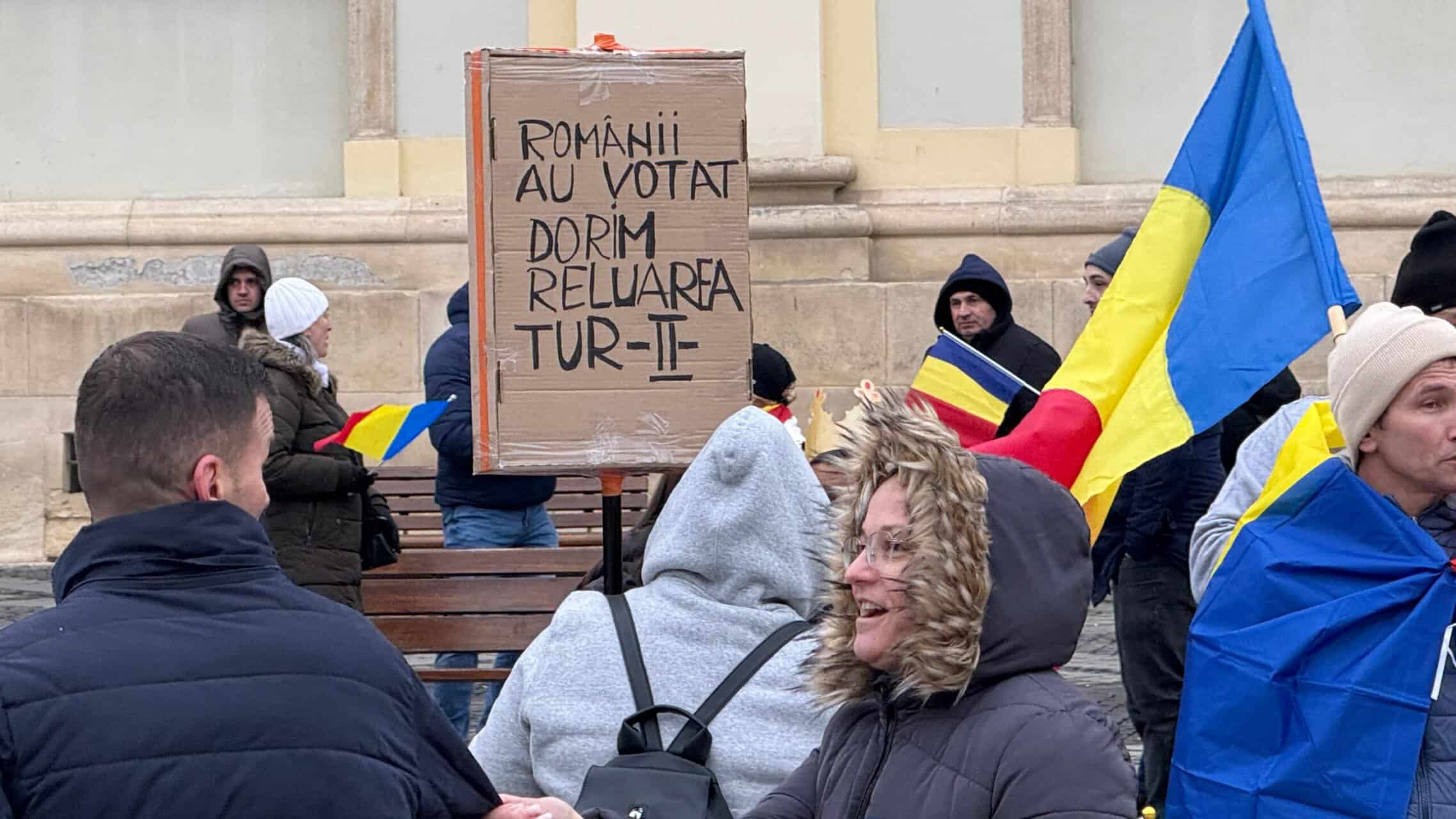 Peste 200 de manifestanți la protestul din centrul Sibiului pentru reluarea turului 2 al alegerilor prezidențiale. Au adus un cosciug cu numele lui Iohannis pe el (video foto)