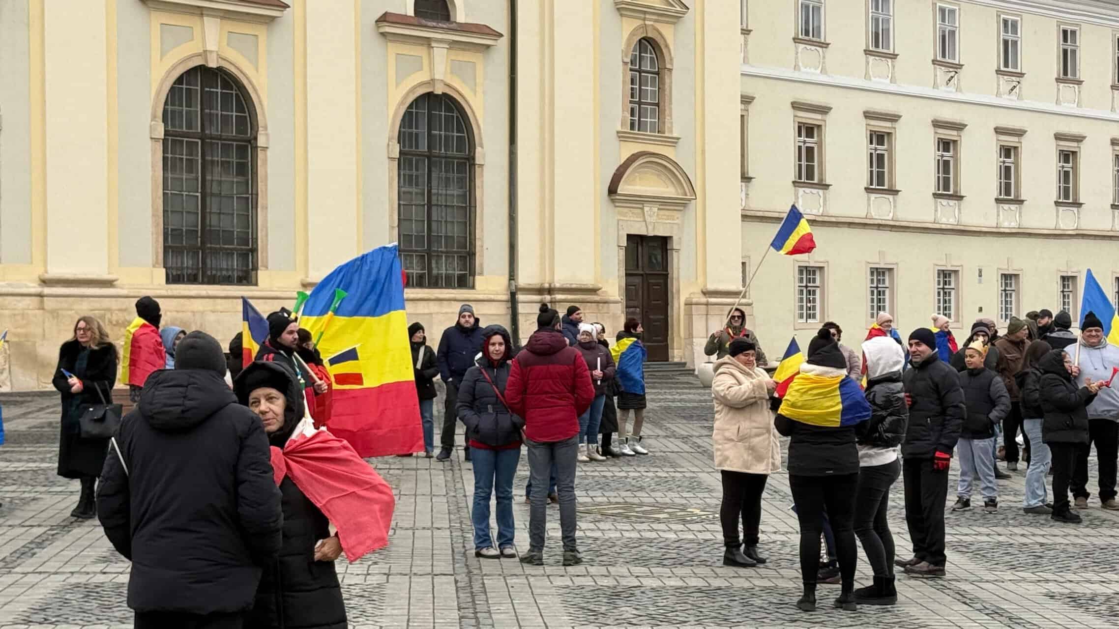 Peste 200 de manifestanți la protestul din centrul Sibiului pentru reluarea turului 2 al alegerilor prezidențiale. Au adus un cosciug cu numele lui Iohannis pe el (video foto)