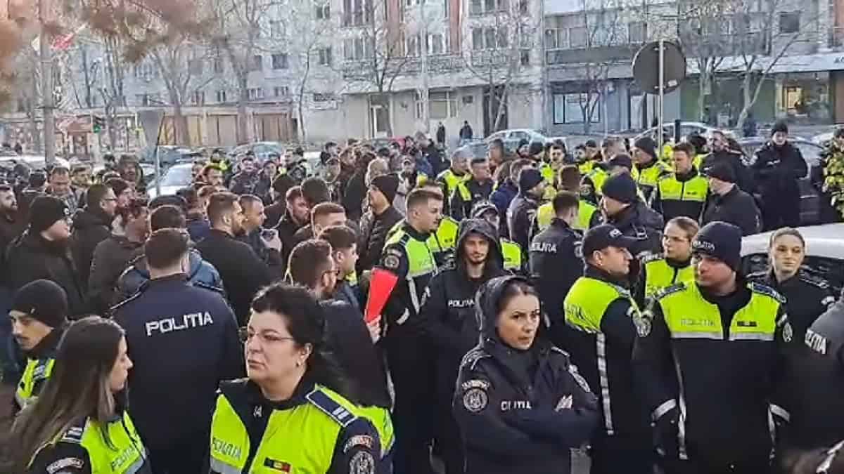 Protestul polițiștilor continuă. Unii au donat sânge în loc să meargă la lucru