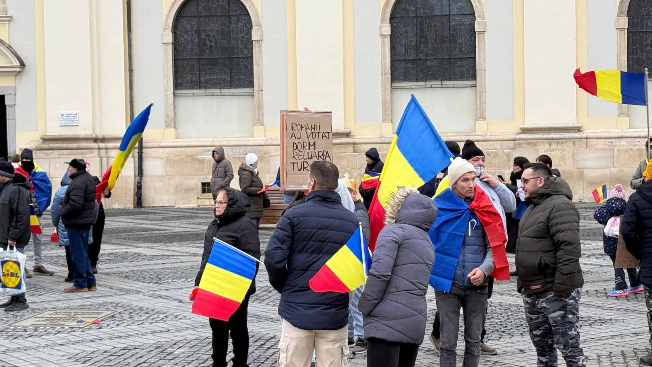 Peste 200 de manifestanți la protestul din centrul Sibiului pentru reluarea turului 2 al alegerilor prezidențiale. Au adus un cosciug cu numele lui Iohannis pe el (video foto)