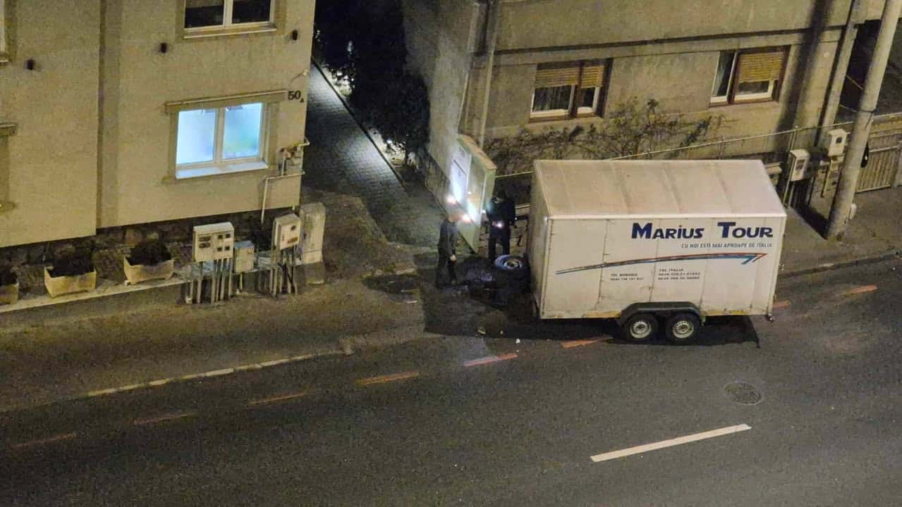 Incident pe cea mai circulată arteră din Sibiu. Remorca unui autocar în derivă și la un pas să producă o tragedie (foto)