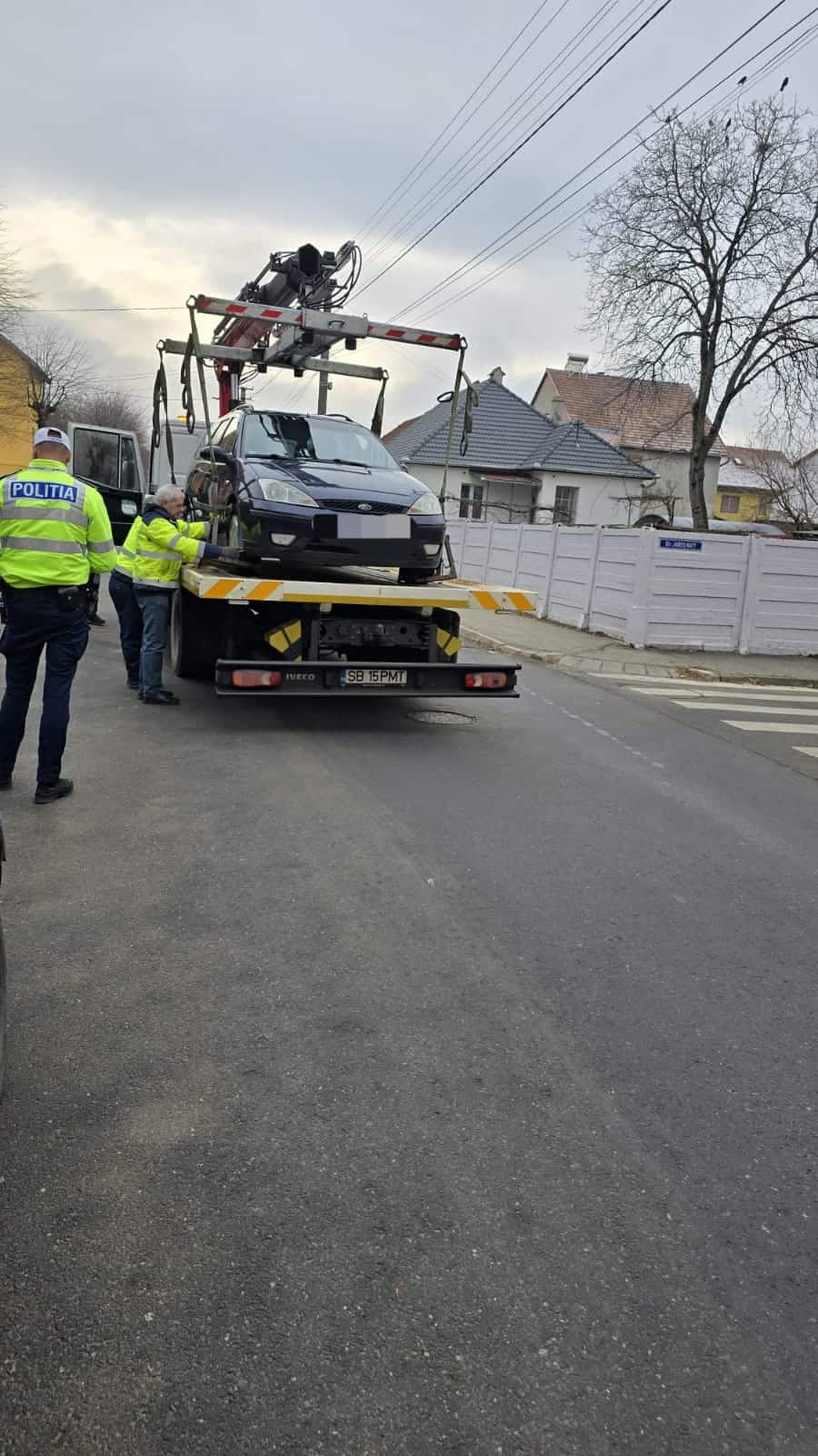 Mașini parcate în ”buza” intersecției pe strada Ceferiștilor. Au fost ridicate la solicitarea poliției (foto)