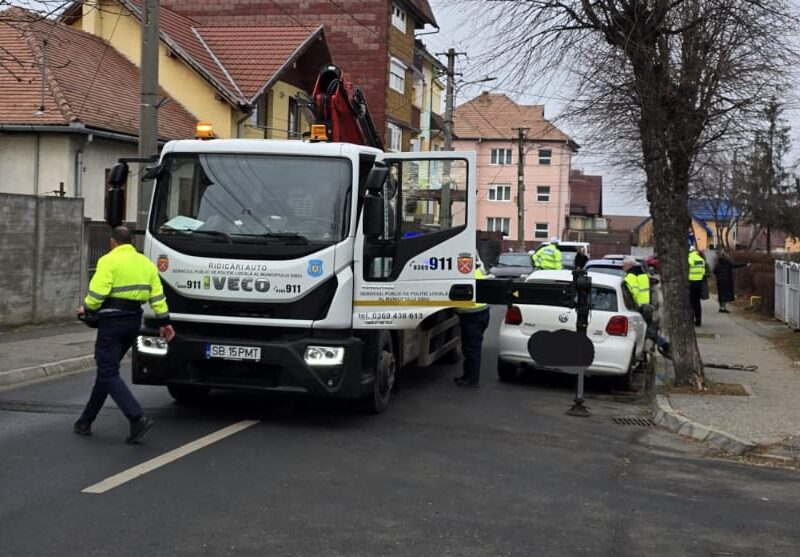 Mașini parcate în ”buza” intersecției pe strada Ceferiștilor. Au fost ridicate la solicitarea poliției (foto)