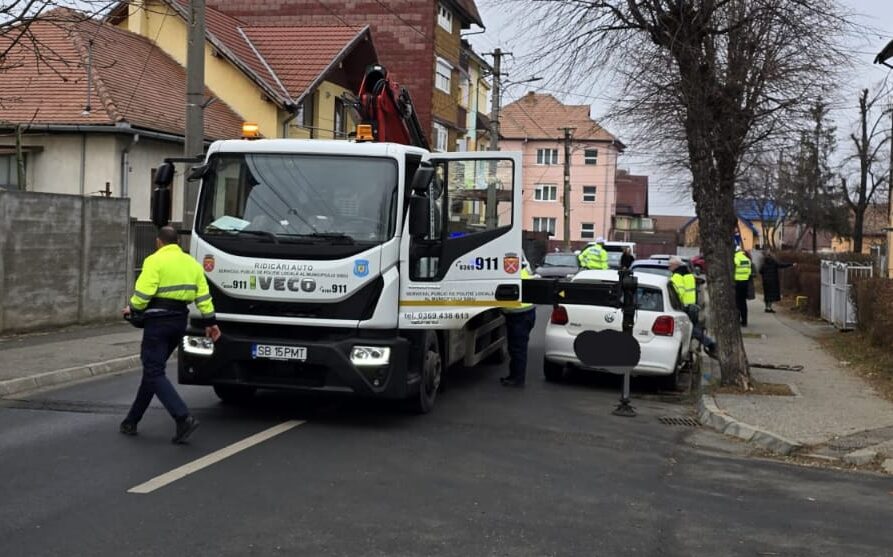 Mașini parcate în ”buza” intersecției pe strada Ceferiștilor. Au fost ridicate la solicitarea poliției (foto)