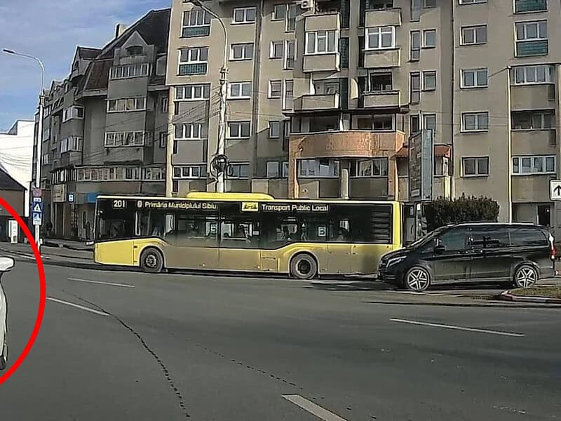 Inconștiență la volan în Sibiu. Un șofer merge pe contrasens în sensul giratoriu (video)