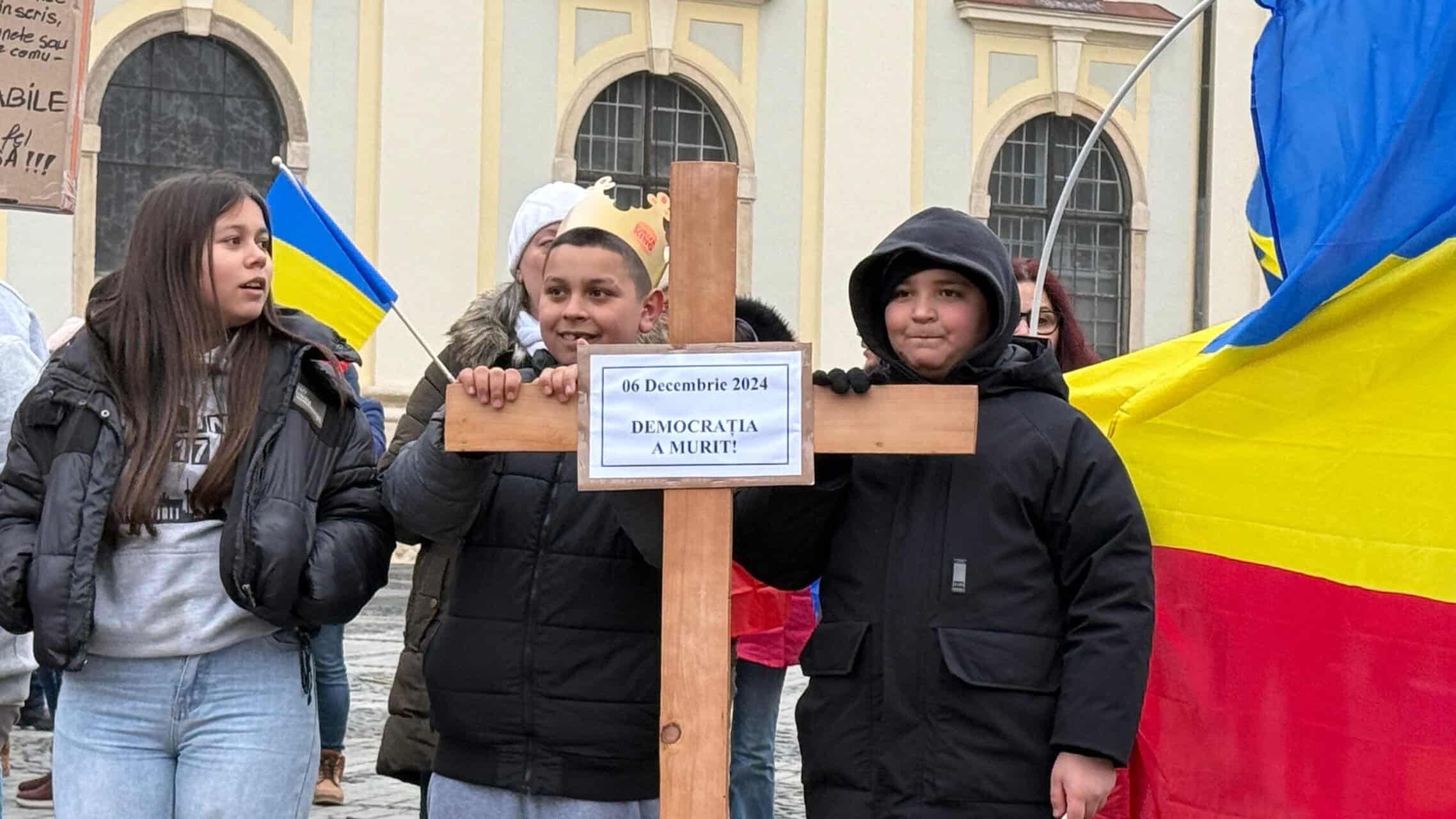 Peste 200 de manifestanți la protestul din centrul Sibiului pentru reluarea turului 2 al alegerilor prezidențiale. Au adus un cosciug cu numele lui Iohannis pe el (video foto)