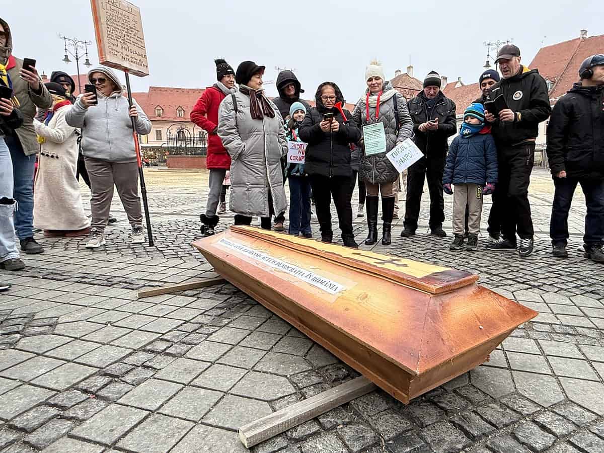 Peste 200 de manifestanți la protestul din centrul Sibiului pentru reluarea turului 2 al alegerilor prezidențiale. Au adus un cosciug cu numele lui Iohannis pe el (video foto)