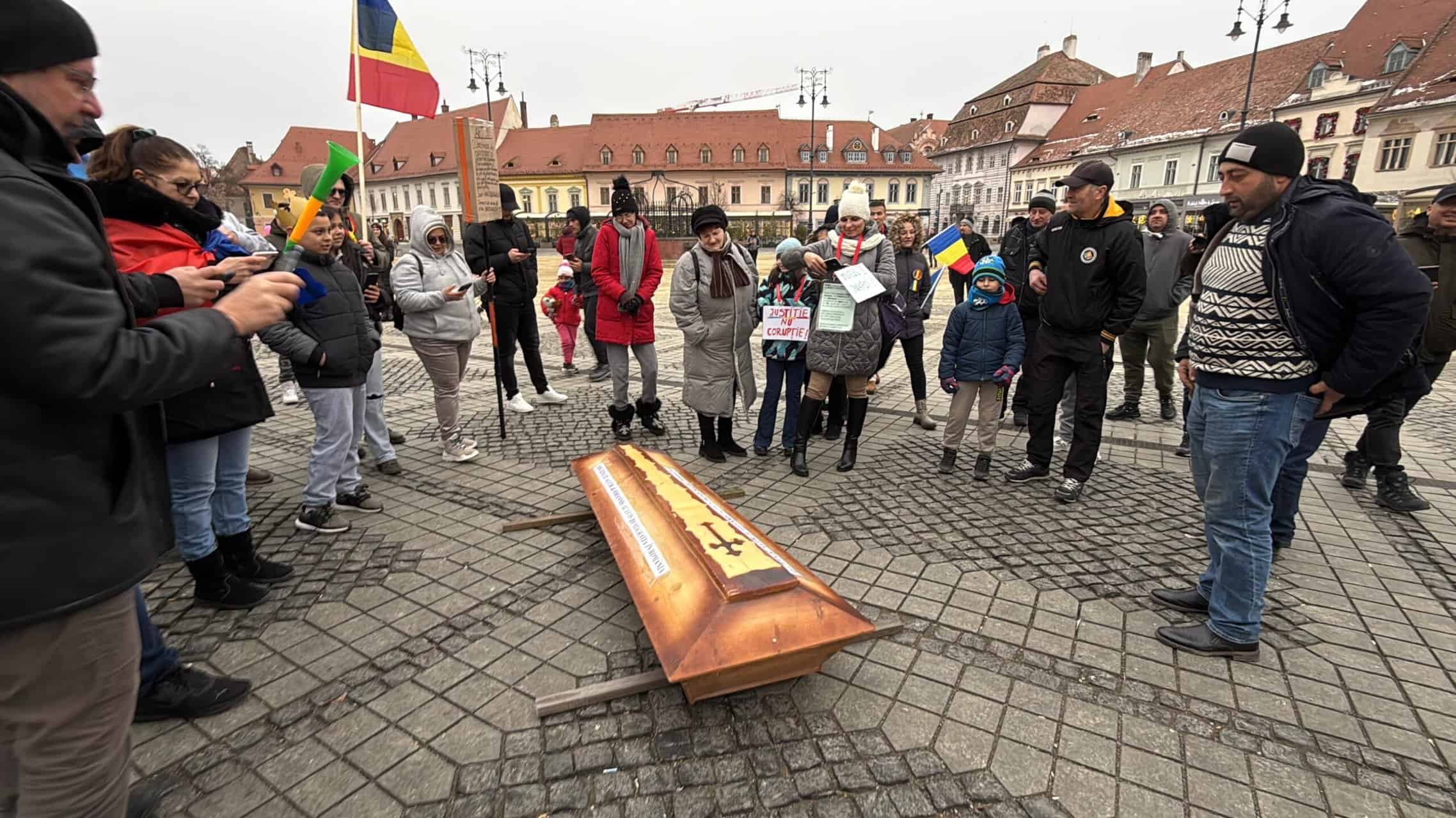 Peste 200 de manifestanți la protestul din centrul Sibiului pentru reluarea turului 2 al alegerilor prezidențiale. Au adus un cosciug cu numele lui Iohannis pe el (video foto)