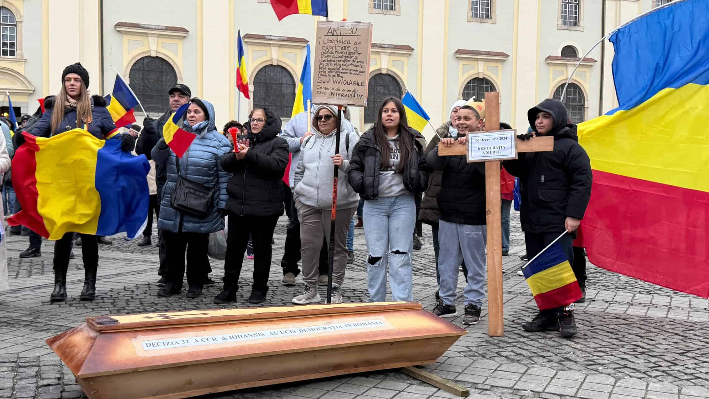 Peste 200 de manifestanți la protestul din centrul Sibiului pentru reluarea turului 2 al alegerilor prezidențiale. Au adus un cosciug cu numele lui Iohannis pe el (video foto)