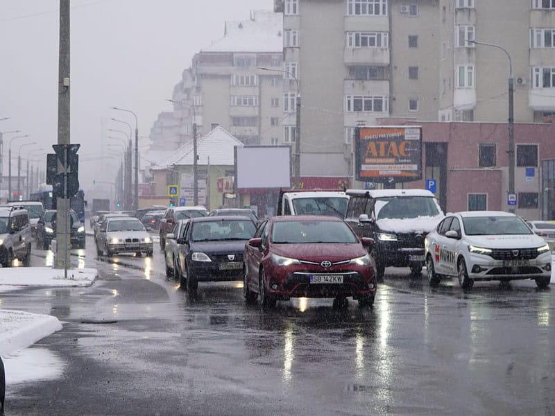 Trafic în condiții de iarnă la Sibiu. Se circulă bine în oraș (video, foto)