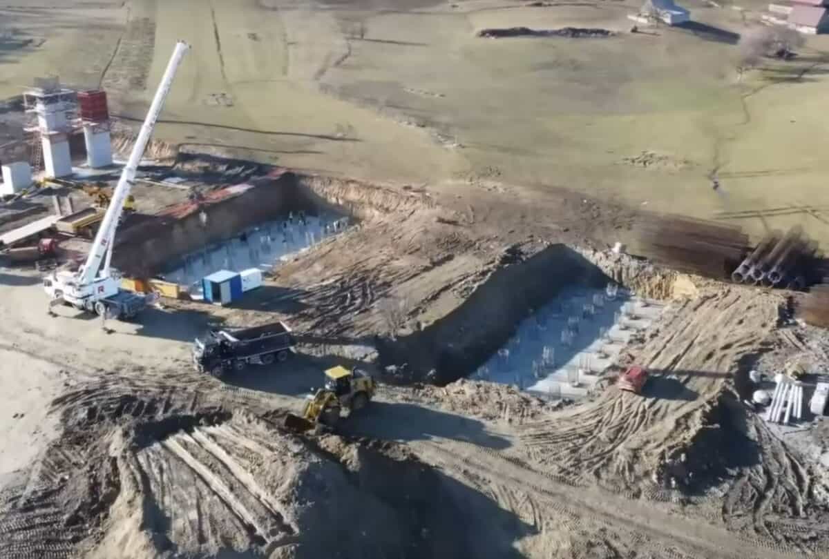 Aproape 1.000 de muncitori recrutați pentru construcția primului pod de pe autostrada Sibiu – Făgăraș (video)