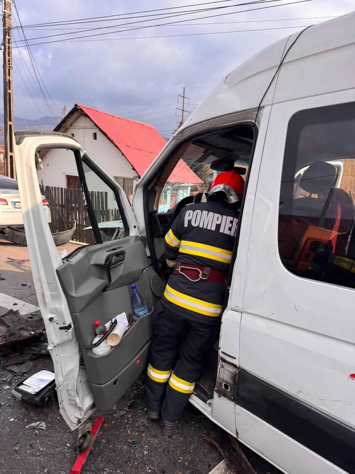 Accident cu cinci răniți între Sibiu și Rm. Vâlcea (update)