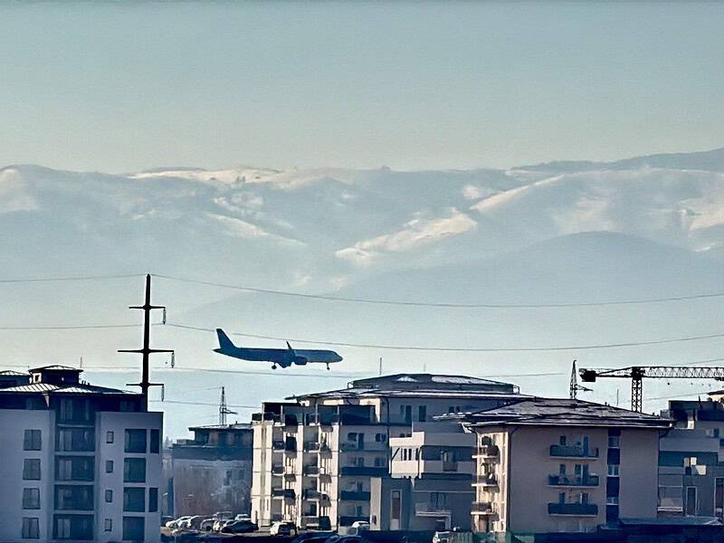 Un avion survolează din nou Sibiul. Wizz Air își antrenează piloții prin metoda ”Touch and go” (video)