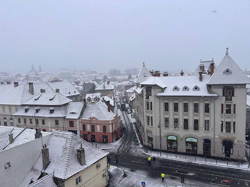 Ninsoare consistentă la Sibiu. Meteorologii ne-au spus cât va mai ține