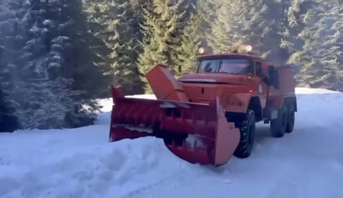 DPS are un utilaj pentru deszăpezire, fabricat în 1978. Acționează cu brio și azi (video)