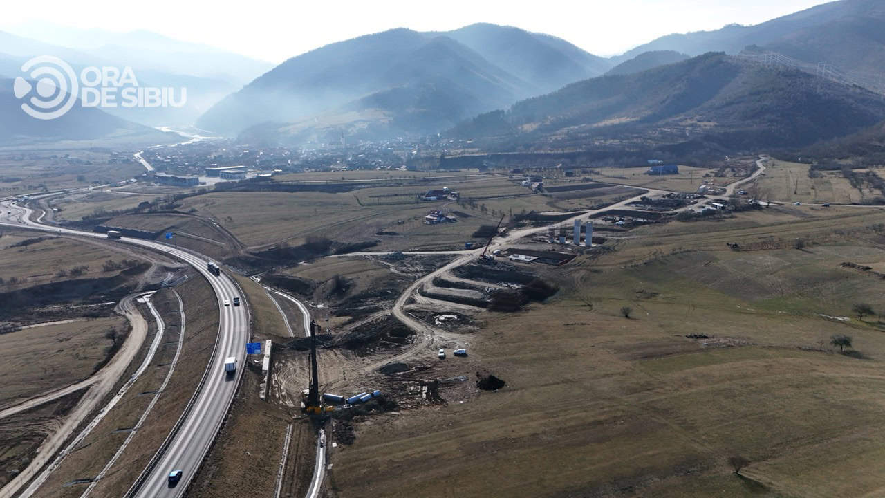 Filmare aeriană cu stadiul lucrărilor pe Autostrada Sibiu Pitești la viaductul Boița