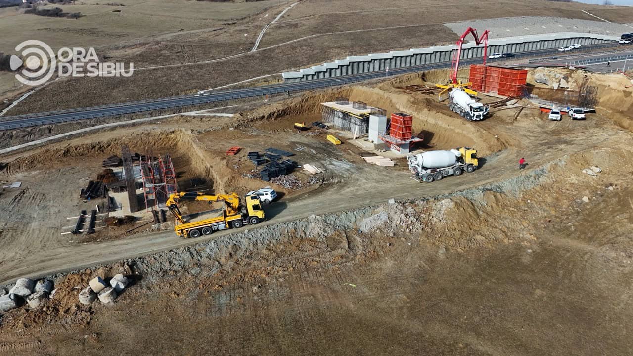 Filmare aeriană cu stadiul lucrărilor pe Autostrada Sibiu Pitești la viaductul Boița