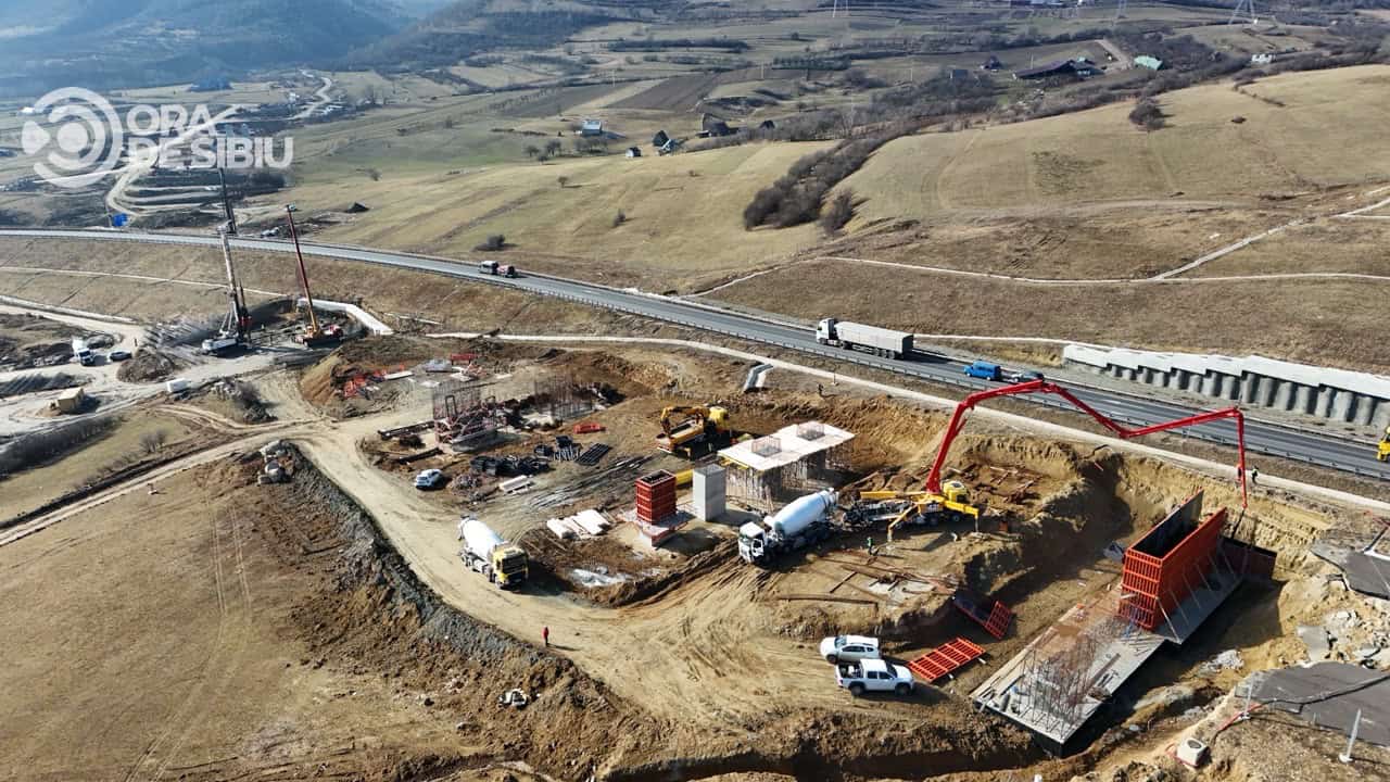 Filmare aeriană cu stadiul lucrărilor pe Autostrada Sibiu Pitești la viaductul Boița