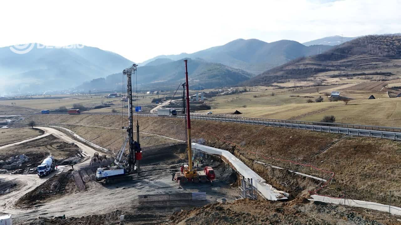 Filmare aeriană cu stadiul lucrărilor pe Autostrada Sibiu Pitești la viaductul Boița