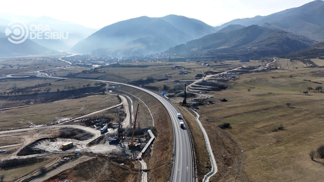 Filmare aeriană cu stadiul lucrărilor pe Autostrada Sibiu Pitești la viaductul Boița