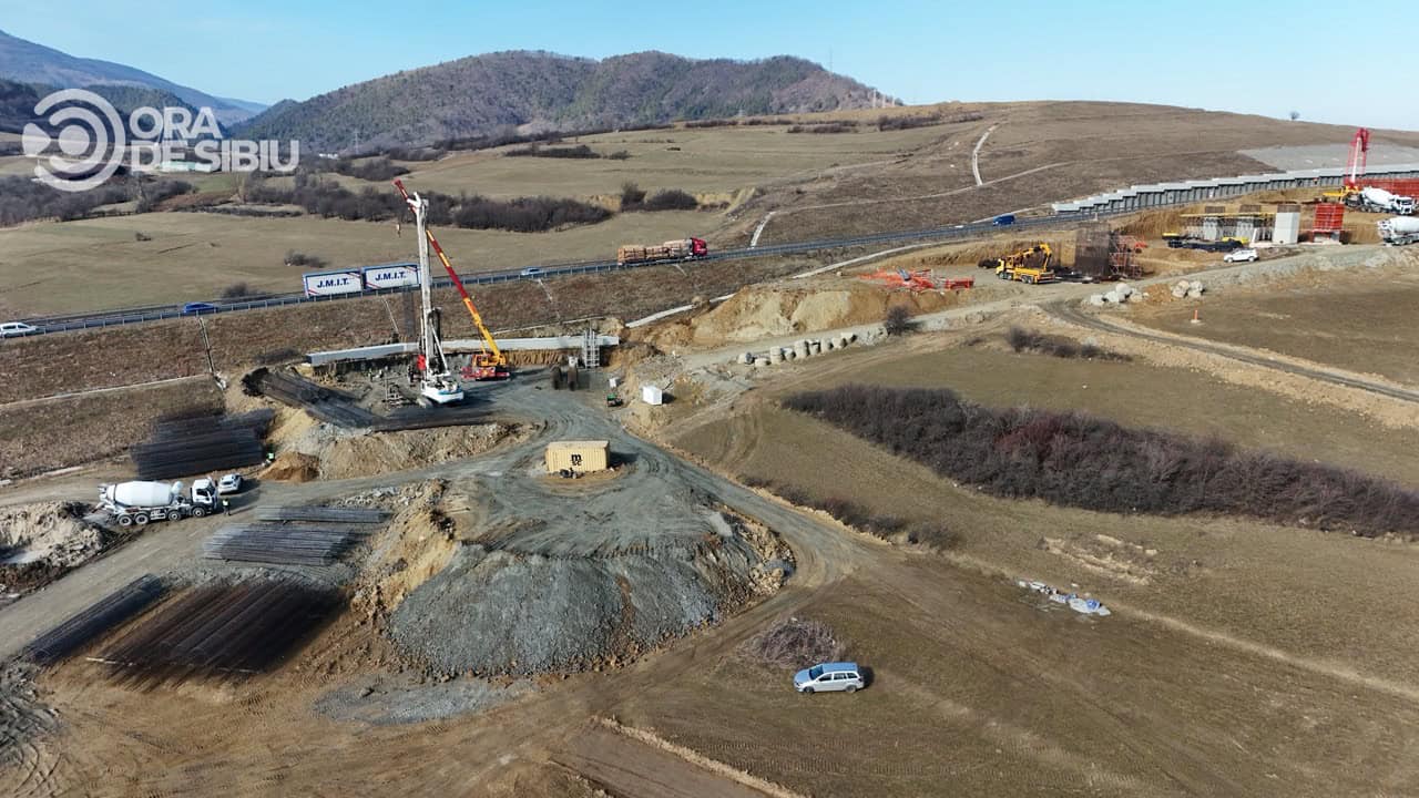 Filmare aeriană cu stadiul lucrărilor pe Autostrada Sibiu Pitești la viaductul Boița