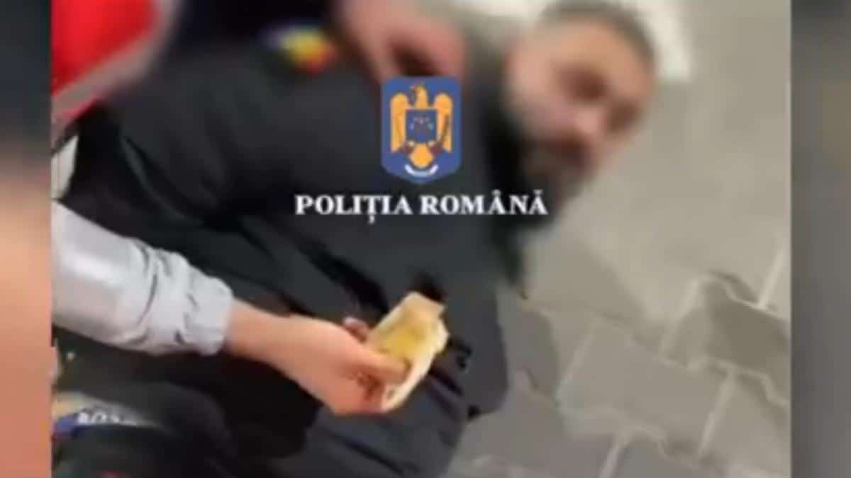 Justițiarul de Berceni, prins de polițiști când șantaja o victimă. Îi cerea 5.000 de euro