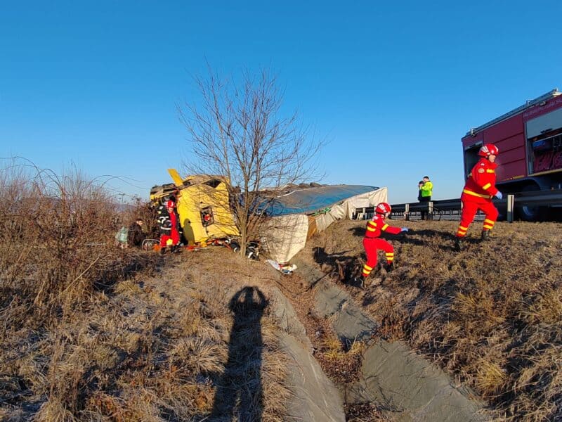 Accident grav pe autostrada A1 la Săliște. Două persoane încarcerate (foto)