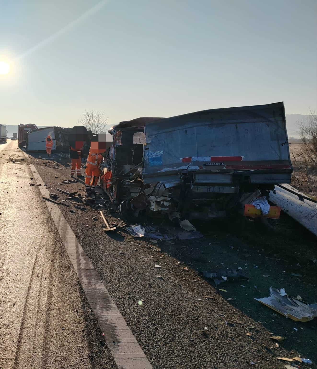 Accident grav pe autostrada A1 la Săliște. Două persoane încarcerate (foto)