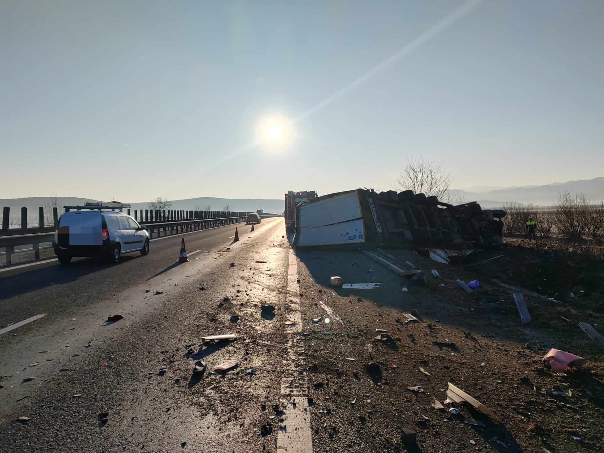 Accident grav pe autostrada A1 la Săliște. Două persoane încarcerate (foto)