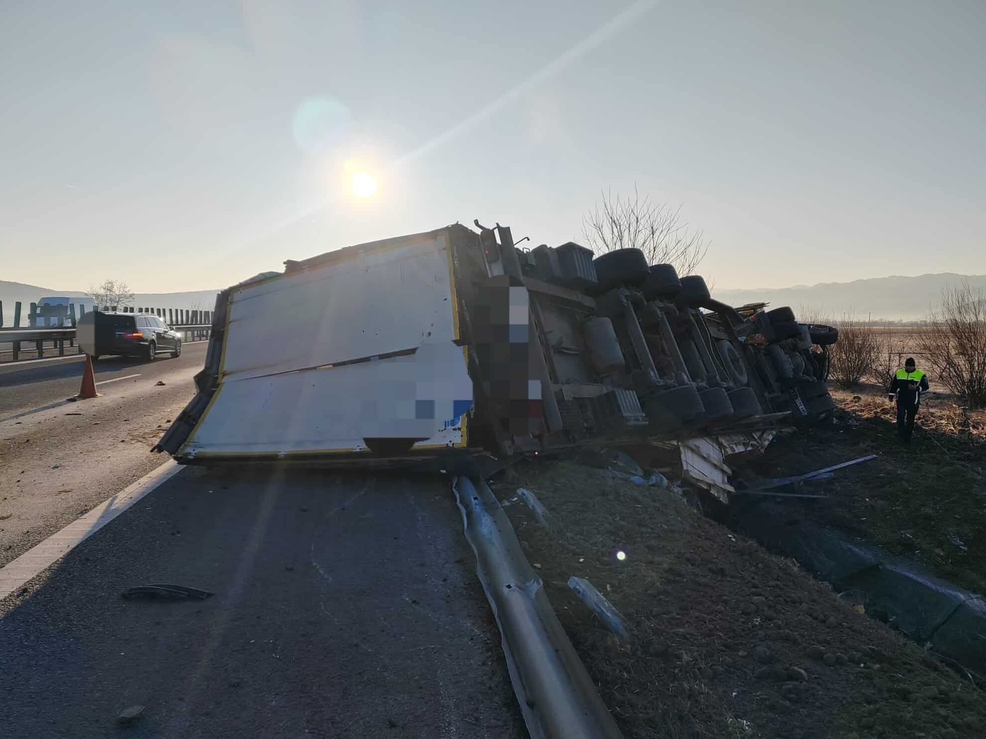 Accident grav pe autostrada A1 la Săliște. Două persoane încarcerate (foto)