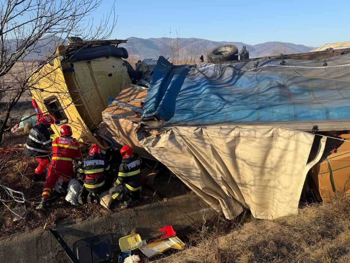 Patru răniți în urma accidentului de pe autostradă la Săliște. Angajați ai DRDP, duși la spital (foto)