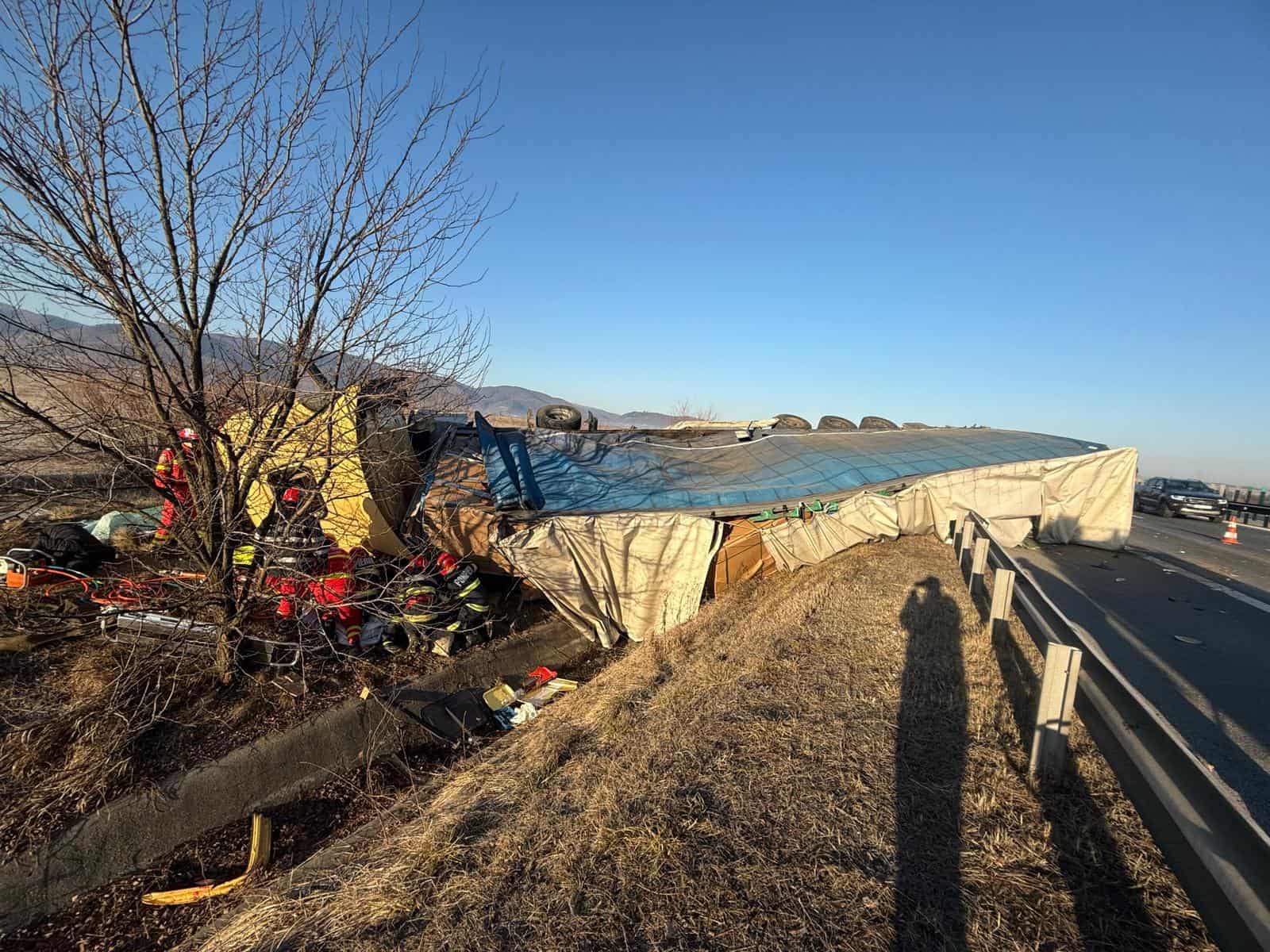 Patru răniți în urma accidentului de pe autostradă la Săliște. Angajați ai DRDP, duși la spital (foto)