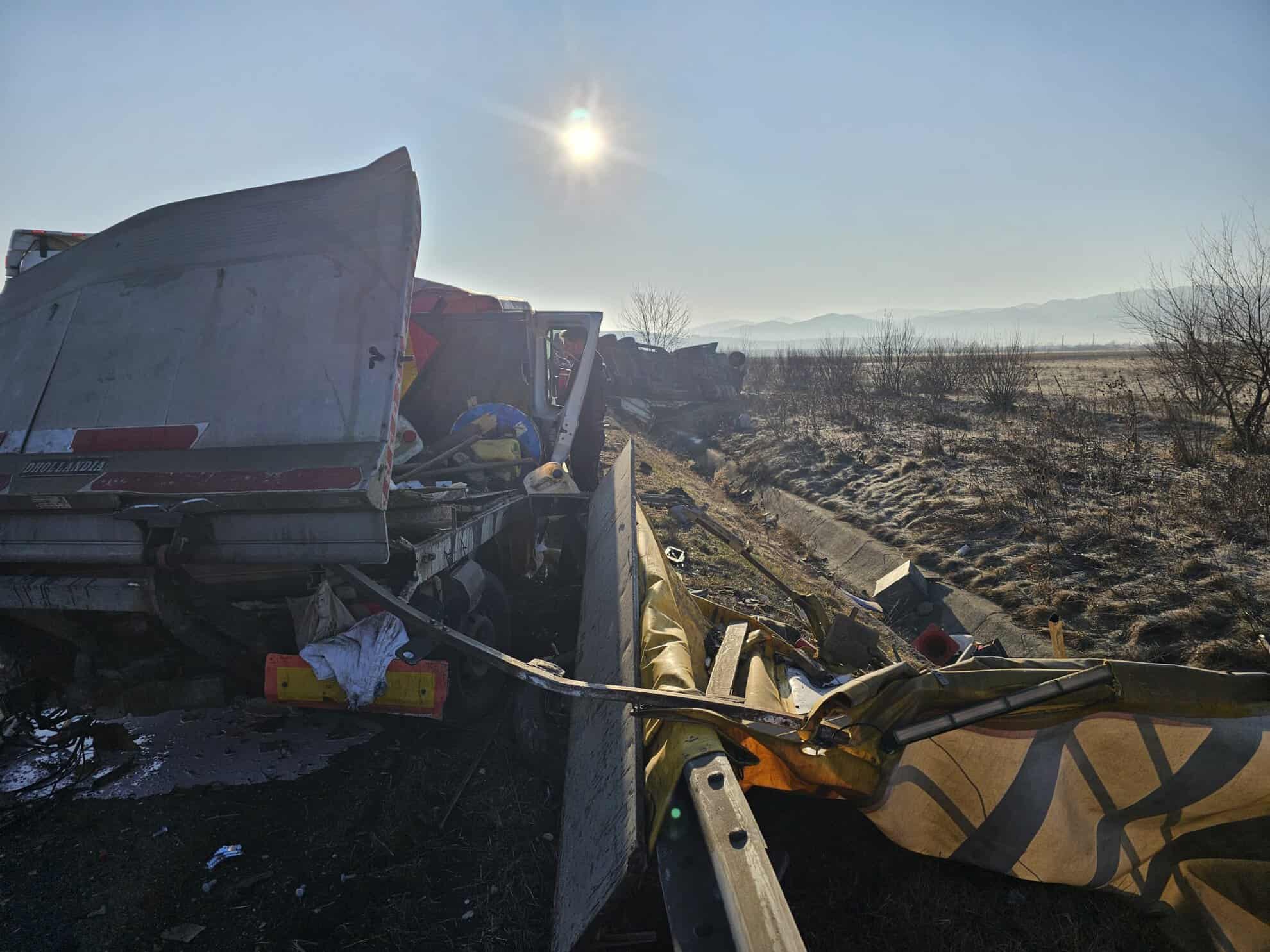 Filmul accidentului de pe autostrada A1 Săliște. Șoferul de TIR mergea ilegal pe banda de urgență