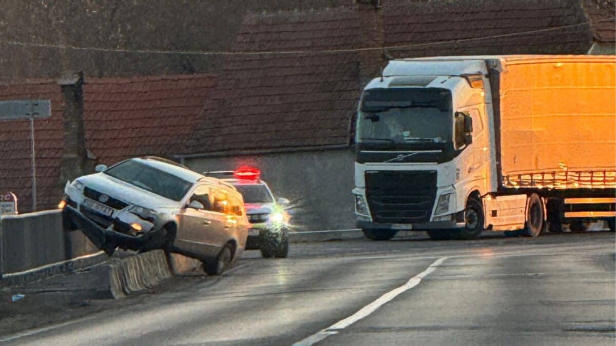 Un șofer din Sibiu a intrat cu mașina într-un pod la Sâmbăta de Jos