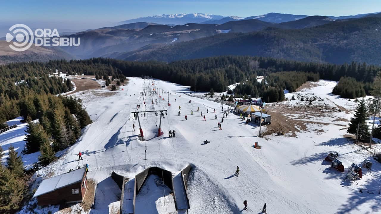 Oameni pe partia Paltinis Arena