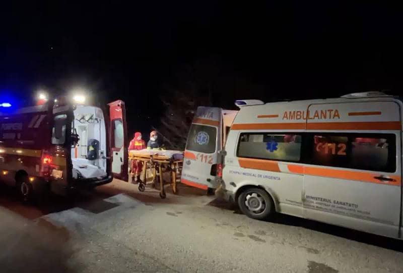 Starea copilului aflat în mașina care a căzut în Olt, marți seara. Medicii sunt rezervați