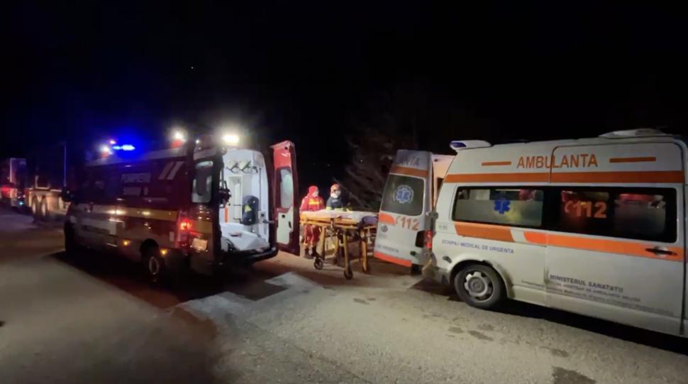 Starea copilului aflat în mașina care a căzut în Olt, marți seara. Medicii sunt rezervați