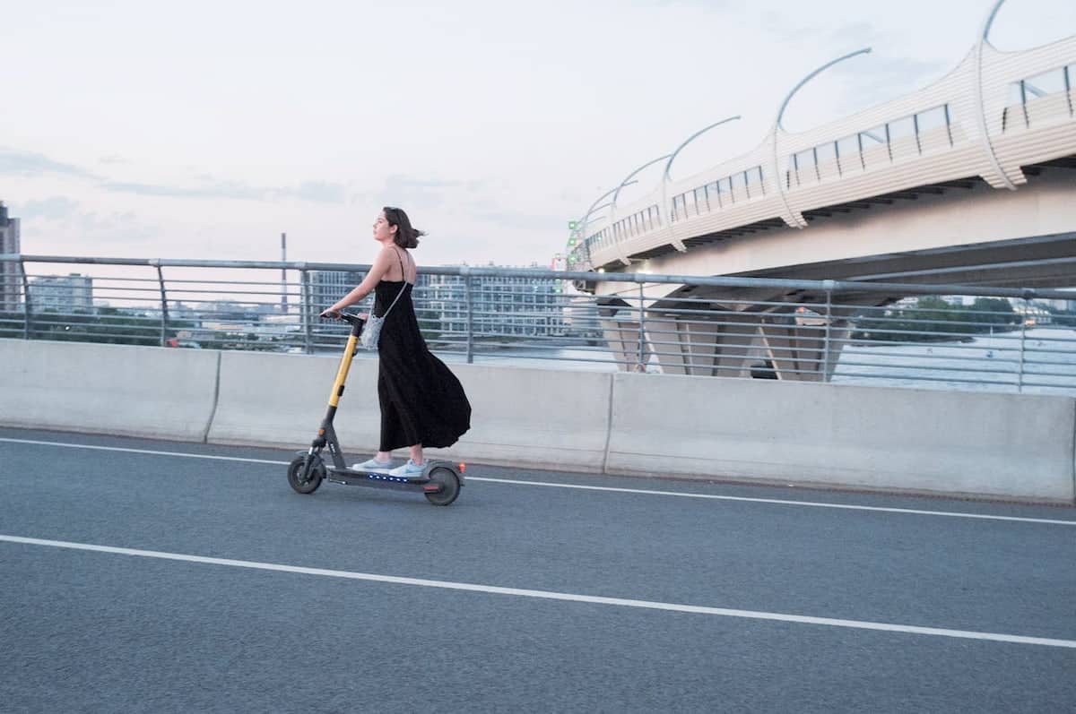 Între trotinetă și bicicletă: ce modalitate de transport ți se potrivește cel mai bine?