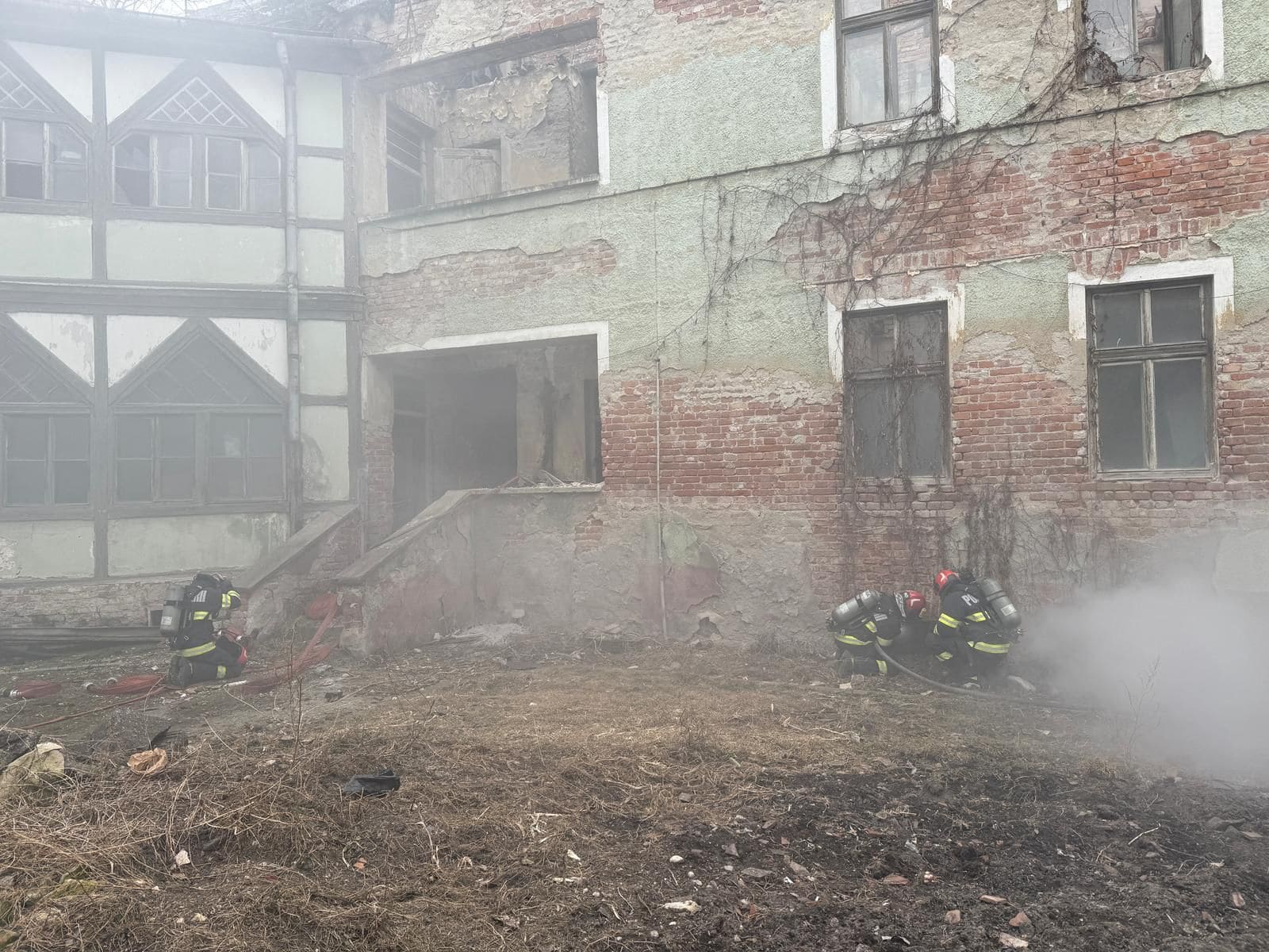 Incendiu la o clădire abandonată în apropiere de centrul Sibiului (foto)