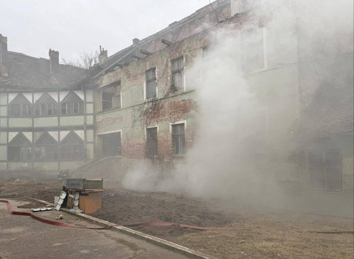 Incendiu la o clădire abandonată în apropiere de centrul Sibiului (foto)