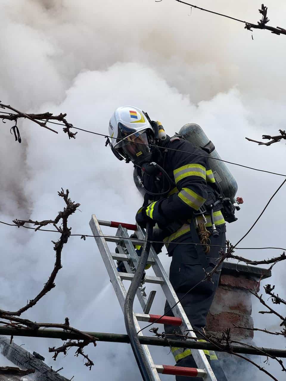 Zeci de incendii la Sibiu și în județ. Două mașini distruse, mai multe case afectate și un tomberon incendiat (foto)